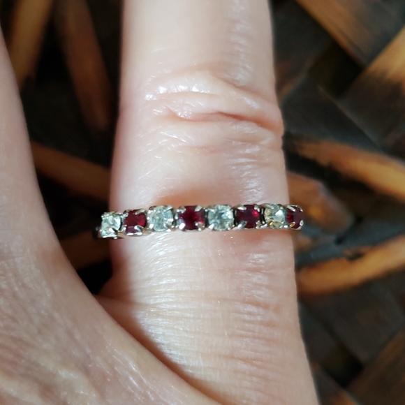 Jewelry - Set of three dainty silver rings.